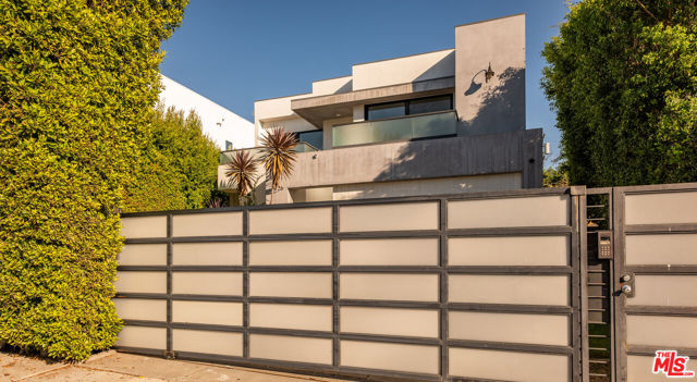 926 N Crescent Heights Boulevard, Los Angeles CA: https://media.crmls.org/mediaz/85782407-6fbd-45b2-996b-bd102837c59a.jpg