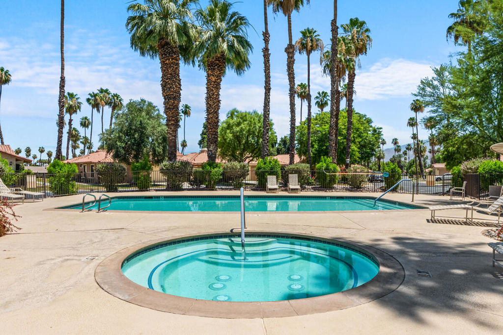 https://media.crmls.org/mediaz/85783263-0b2a-4908-894e-df8ec2854a14.jpg?preset=X-Large