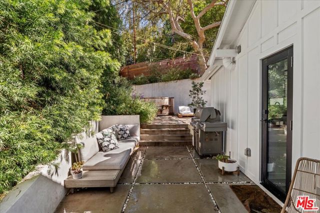 4104 Saugus Avenue, Sherman Oaks CA: https://media.crmls.org/mediaz/8578de35-6a35-4605-9b86-3e757a8da7df.jpg