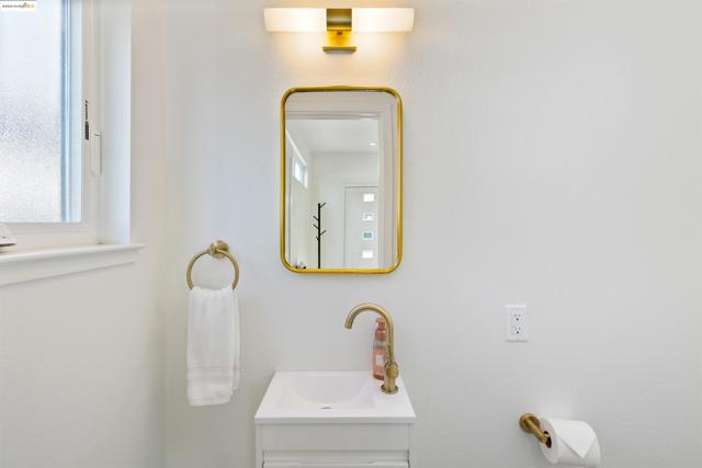 712 39Th St, Oakland CA: https://media.crmls.org/mediaz/857ac454-f60a-4330-a260-49017eb3ff5e.jpg