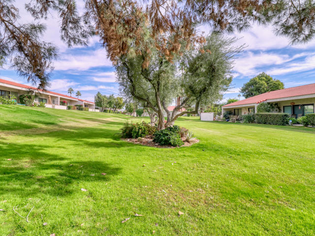 171 Winterhaven Circle, Palm Desert CA: https://media.crmls.org/mediaz/857b6c28-b8a0-4e20-9de1-de8bcbff9528.jpg