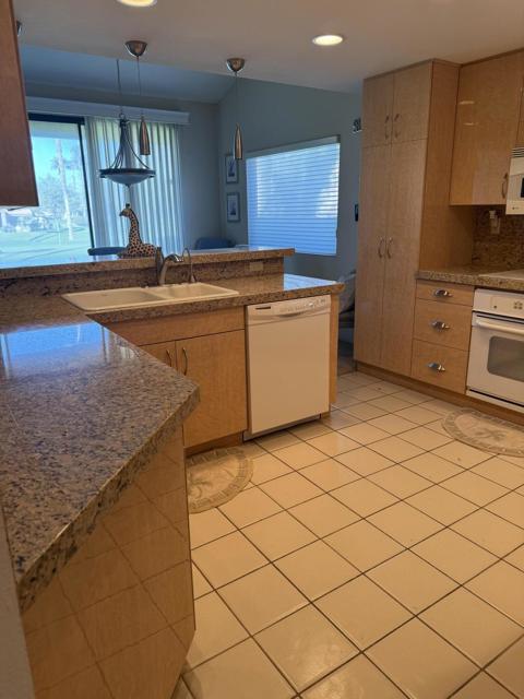 38782 Wisteria Drive, Palm Desert CA: https://media.crmls.org/mediaz/857bdada-d8e1-4d31-b09f-d6bdec499851.jpg