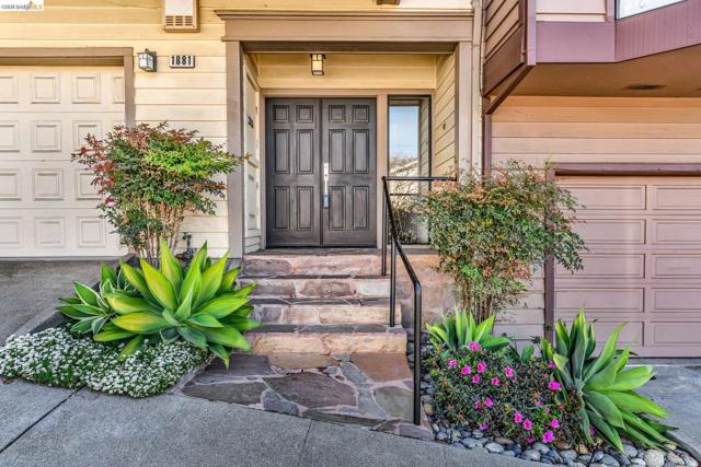 1881 Grand View Drive, Oakland CA: https://media.crmls.org/mediaz/857c7a16-5aaf-4d8d-ad74-3d8c9fc366ef.jpg