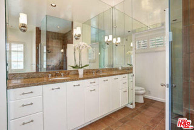 8049 Briar Summit Drive, Los Angeles CA: https://media.crmls.org/mediaz/857ceef5-5c8c-47b1-8dc1-1a37fb42061a.jpg