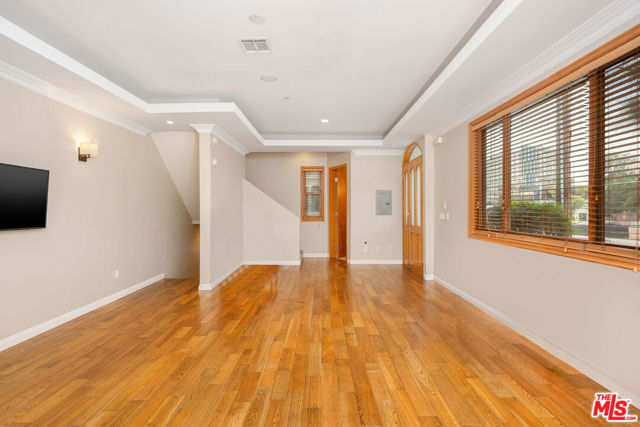 216 N Buena Vista Street, Burbank CA: https://media.crmls.org/mediaz/857e584b-7c33-4710-87f6-0e74a5927a15.jpg