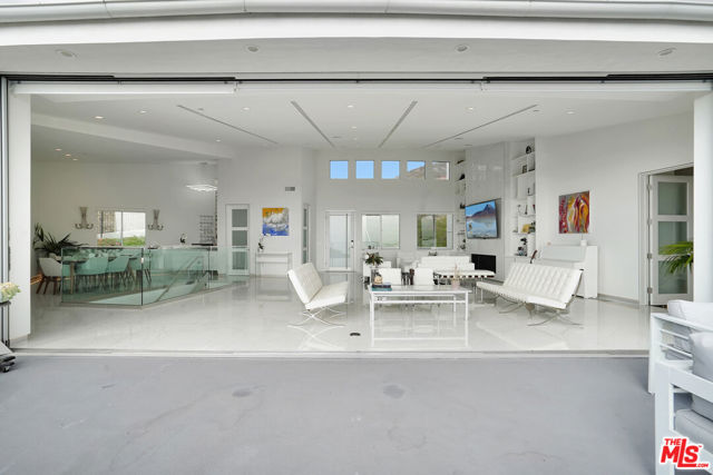 28405 Via Acero Street, Malibu CA: https://media.crmls.org/mediaz/857f31b9-3095-4493-b89d-16b313dca084.jpg