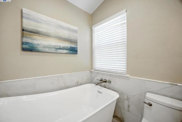 3841 Kamp Dr, Pleasanton CA: https://media.crmls.org/mediaz/857f7f0b-1971-4a1f-b570-29c2d1387e48.jpg