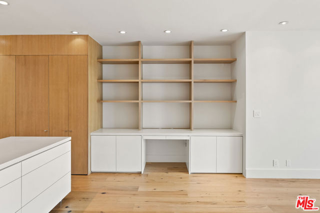 515 Ocean Avenue, Santa Monica CA: https://media.crmls.org/mediaz/85804366-2712-48af-84bc-0f44947e2270.jpg