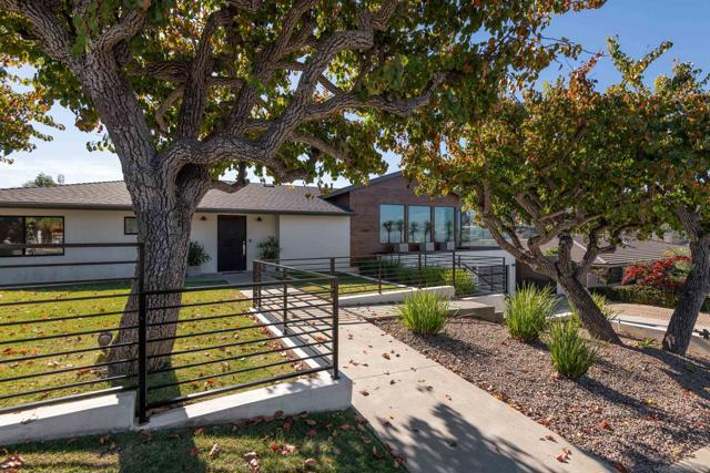 2641 Costebelle Dr, La Jolla CA: https://media.crmls.org/mediaz/858188bc-2959-4693-87bb-bd9883150b91.jpg
