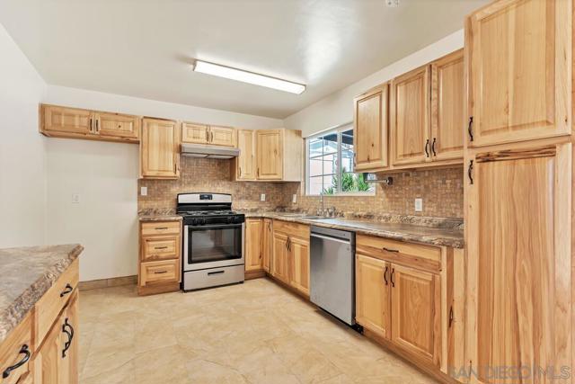 9548 Abbeyfield Rd, Santee CA: https://media.crmls.org/mediaz/8581c2a4-dd5d-42ee-adce-3d2d33946836.jpg