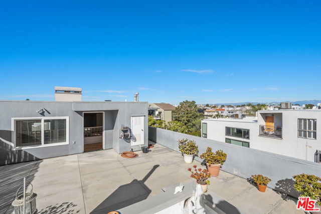 20 Quarterdeck Street, Marina del Rey CA: https://media.crmls.org/mediaz/8582fd17-7628-4a32-8a41-a4bd8b9d7966.jpg