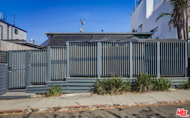 122 Thornton Place, Venice CA: https://media.crmls.org/mediaz/858363cf-91cf-4390-adf1-e9af740c50be.jpg