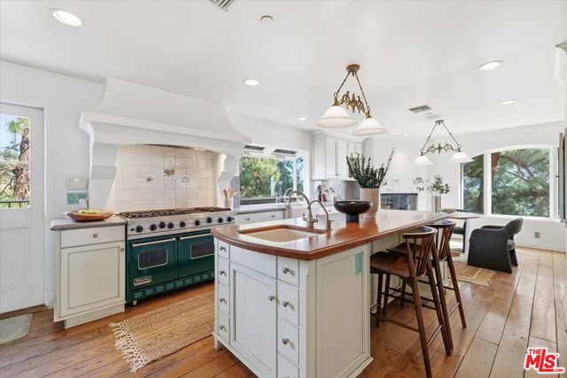 1284 Lago Vista Drive, Beverly Hills CA: https://media.crmls.org/mediaz/8583ceb5-9d88-497d-92b8-dd4161637c40.jpg