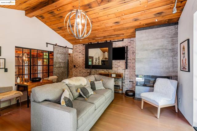 6108 Hillegass Ave, Oakland CA: https://media.crmls.org/mediaz/8583f3b4-12b2-4248-95c2-0e4184a51992.jpg