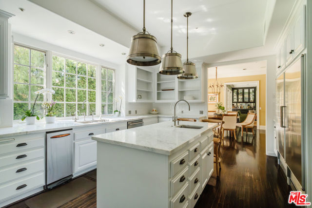 5425 Encino Avenue, Encino CA: https://media.crmls.org/mediaz/85842fe3-9ea0-4dc5-a36c-bfbe1977d3bb.jpg