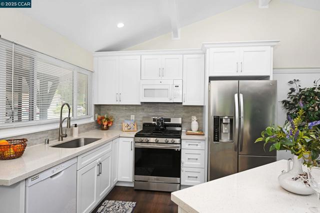 2326 Estrella Ct, Pinole CA: https://media.crmls.org/mediaz/85844797-63c9-4f3d-82bf-1ff9e9e8a3e3.jpg