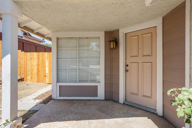 Detail Gallery Image 3 of 29 For 2035 Badger Gln, Escondido,  CA 92029 - 3 Beds | 2 Baths