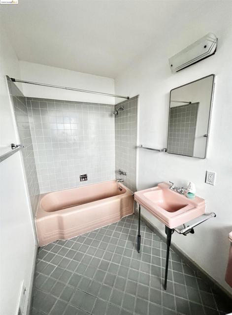 58 Pomona St, Crockett CA: https://media.crmls.org/mediaz/8585f75d-ad41-4778-b3f8-4735496ef436.jpg