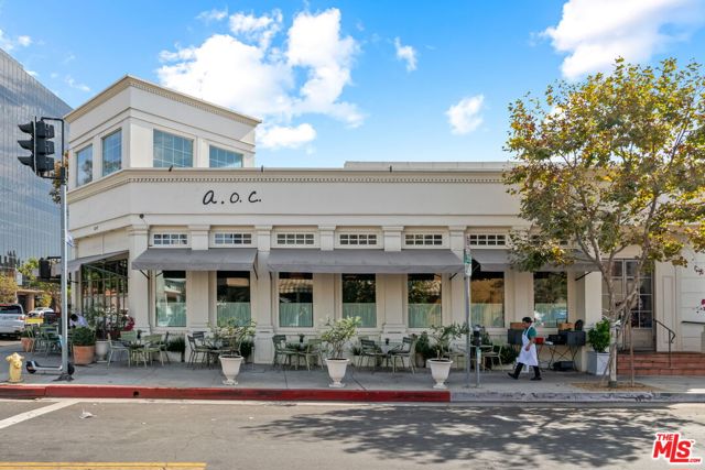 11645 Montana Avenue, Los Angeles CA: https://media.crmls.org/mediaz/85865bd8-24a0-46e3-a996-ffd552fbdeb2.jpg