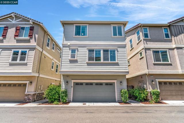 6983 Alamo Creek Trl, Dublin CA: https://media.crmls.org/mediaz/85868864-4fe6-4c88-88ab-bf641fd97c5d.jpg