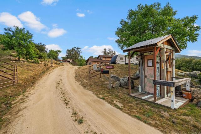 27751 Highway 79, Santa Ysabel CA: https://media.crmls.org/mediaz/8586a111-09de-4835-a5cb-c89fe1cdee06.jpg