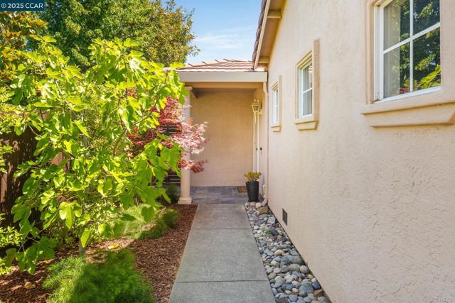 302 Columbia Cir, Benicia CA: https://media.crmls.org/mediaz/8586c276-113d-4a77-b314-2cbd48aaef3a.jpg