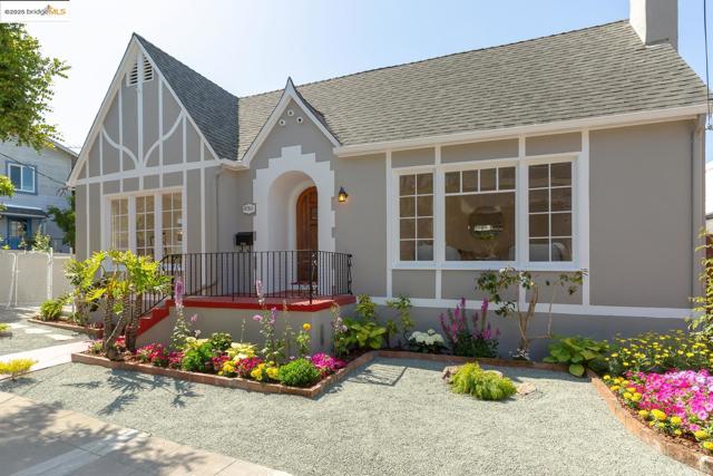 6753 Manor Crest, Oakland CA: https://media.crmls.org/mediaz/85870058-348e-4c89-9c73-0aac7091514a.jpg