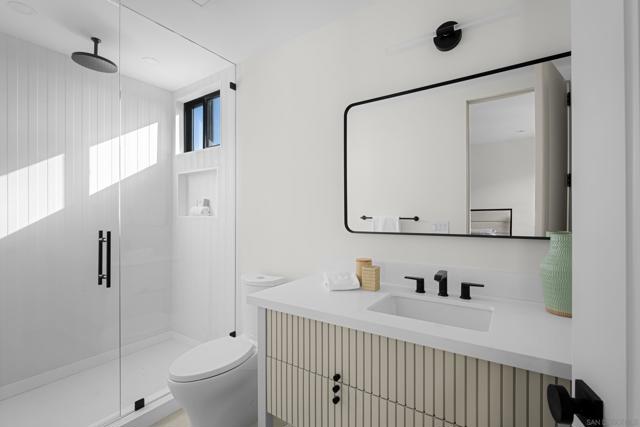 242 Playa Del Norte St, La Jolla CA: https://media.crmls.org/mediaz/85886ebe-e99b-4443-9f5e-ddbcdcc19af5.jpg