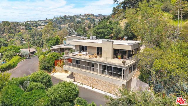 966 Bluegrass Lane, Los Angeles CA: https://media.crmls.org/mediaz/858878eb-2113-44c8-8e01-83b419f70f2f.jpg