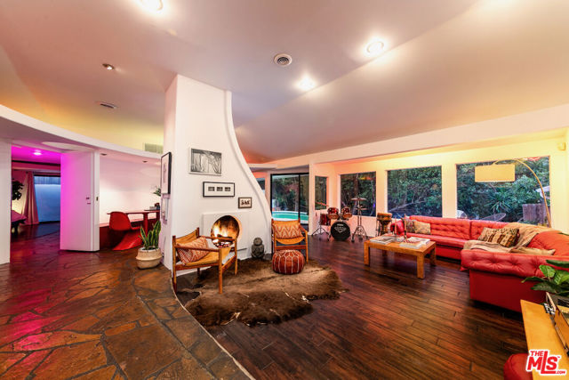 7495 Mulholland Drive, Los Angeles CA: https://media.crmls.org/mediaz/85891c7a-53bc-49ba-9800-81170abbf218.jpg