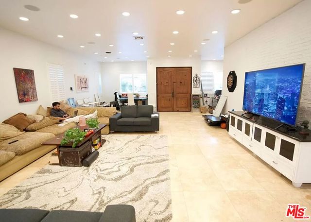 10521 ALMAYO Avenue, Los Angeles CA: https://media.crmls.org/mediaz/85893712-ccb6-463f-9b8e-7174be08f7b2.jpg