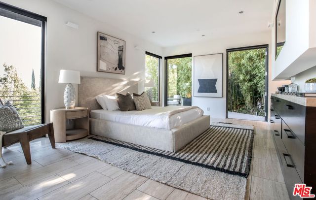 8932 St Ives Drive, Los Angeles CA: https://media.crmls.org/mediaz/8589746b-3721-4ed4-a105-2b38bc922c0c.jpg