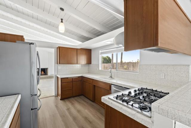 Detail Gallery Image 11 of 34 For 6852 Jackson, San Diego,  CA 92119 - 4 Beds | 3 Baths