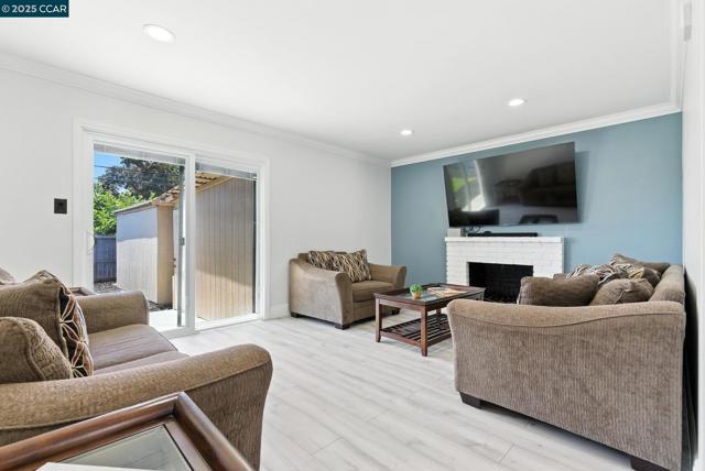 1015 Falcon Dr, Vallejo CA: https://media.crmls.org/mediaz/858b2ce0-51d1-4a9b-ae81-3d4b9165ed00.jpg