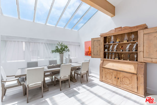 18 Union Jack Street, Marina del Rey CA: https://media.crmls.org/mediaz/858bf84d-39cd-44b5-b162-572156b9a590.jpg