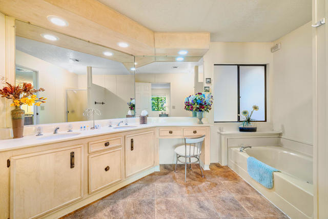 73470 Desert Greens N Drive, Palm Desert CA: https://media.crmls.org/mediaz/858c084c-35ea-4e19-ad44-760e8d19e9d2.jpg