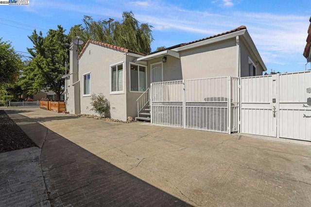 955 Maud Ave, San Leandro CA: https://media.crmls.org/mediaz/858c9863-6df2-489b-a63f-864525ea9289.jpg