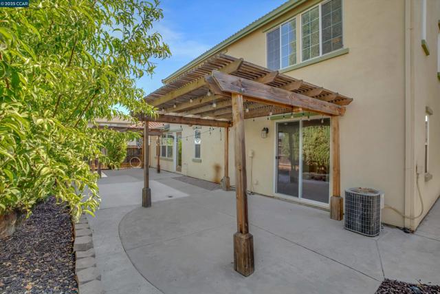 1411 Granite Creek Dr, Patterson CA: https://media.crmls.org/mediaz/858de3b2-9061-43f6-baf9-034dda285b34.jpg