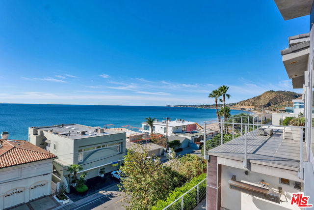 25423 Malibu Road, Malibu CA: https://media.crmls.org/mediaz/858e10e1-569c-4921-bc2f-c9771d337d9f.jpg