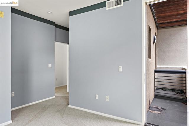 121 City Limits Cir, Emeryville CA: https://media.crmls.org/mediaz/858e7e8f-60de-43c2-81a1-3c417fbe4b5b.jpg