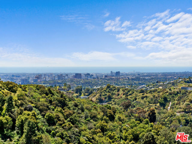 2207 Bowmont Drive, Beverly Hills CA: https://media.crmls.org/mediaz/858e9790-e916-4a26-ac76-6d7651c4b705.jpg