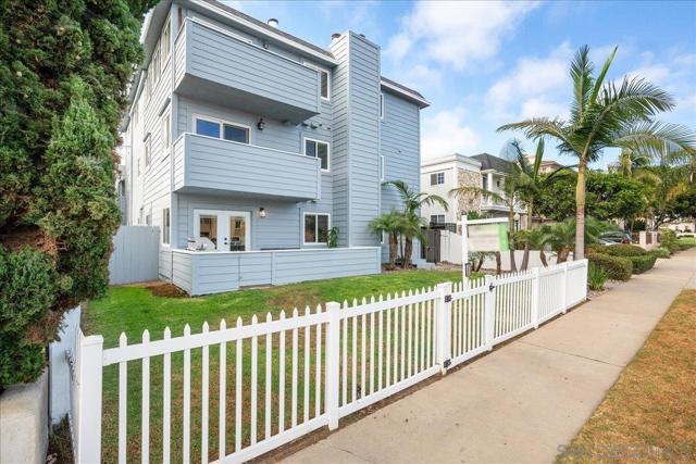 928 Diamond St, San Diego CA: https://media.crmls.org/mediaz/858f3059-e423-442c-bc4d-b3dc17f09111.jpg