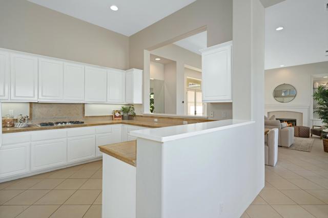 81100 Legends Way, La Quinta CA: https://media.crmls.org/mediaz/859009d4-f37a-4f05-95a4-d223f6adb6bc.jpg