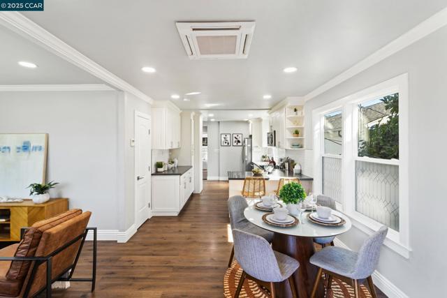 4010 Masterson St, Oakland CA: https://media.crmls.org/mediaz/8590bf72-1502-4d72-80da-fef4fc65096e.jpg