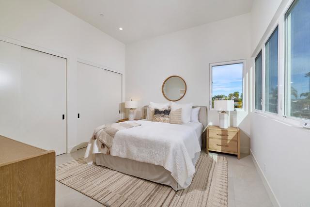 Detail Gallery Image 8 of 30 For 3901 Haines, San Diego,  CA 92109 - 5 Beds | 5 Baths