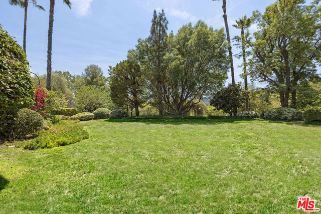 16820 Oak View Drive, Encino CA: https://media.crmls.org/mediaz/85920fe5-bb70-46e2-8e16-e52b1f8c41a3.jpg