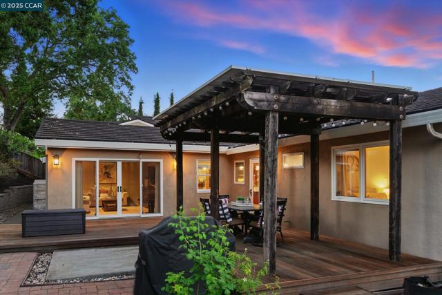 15 Ardmore Ct, Pleasant Hill CA: https://media.crmls.org/mediaz/85922925-0922-4607-bc1d-e688122845a0.jpg