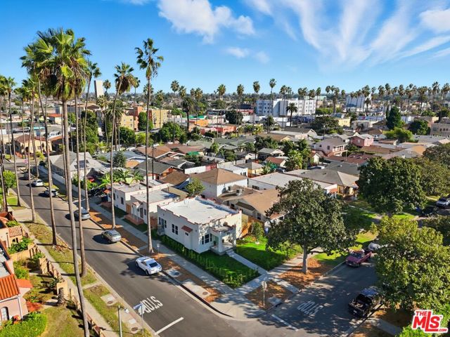 5200 S St Andrews Place, Los Angeles CA: https://media.crmls.org/mediaz/85925038-e4a7-4051-8d74-498ebeaafedc.jpg