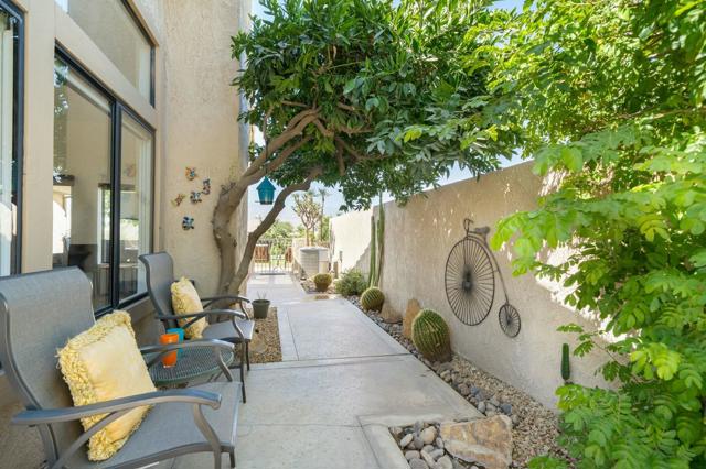 17 Margarita Road, Palm Desert CA: https://media.crmls.org/mediaz/8592954c-f1ee-4493-8370-30f1cf16ea2e.jpg