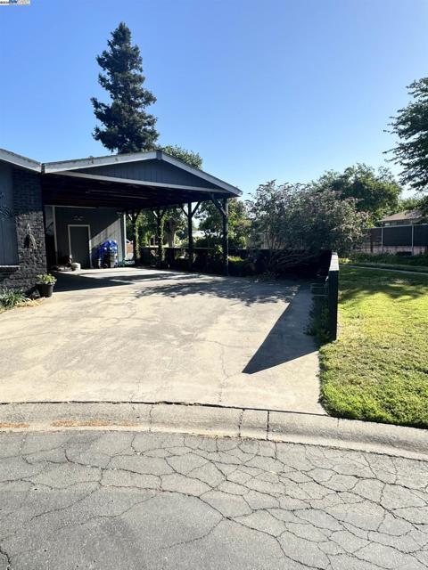 14 Blue Teal Ct, Lodi CA: https://media.crmls.org/mediaz/8592edbd-d9f6-4ade-b7d5-6cbc0753ea63.jpg